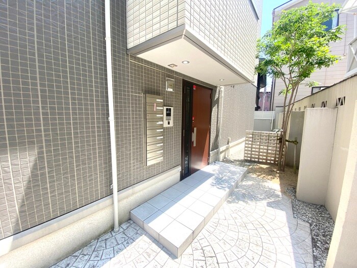 物件外観写真2　(エントランス部分)