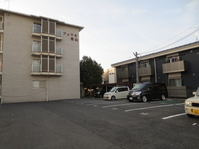 物件外観写真3　(駐車場)