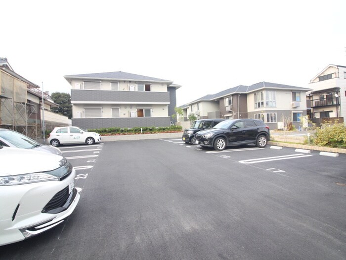 物件外観写真3　(駐車場)