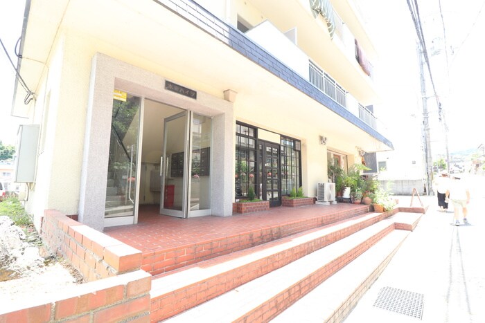 物件外観写真4　(エントランス部分)