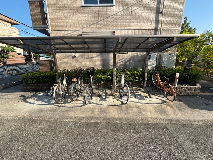 物件外観写真3　(駐輪場)