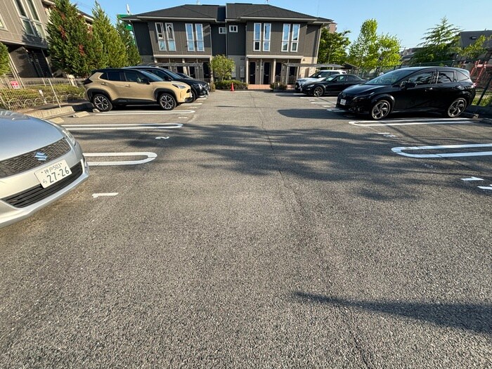 物件外観写真5　(駐車場)