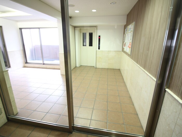 物件外観写真2　(エントランス部分)