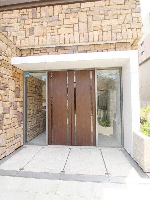 物件外観写真4　(エントランス部分)