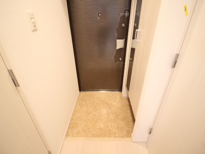 物件内観写真16　(玄関)