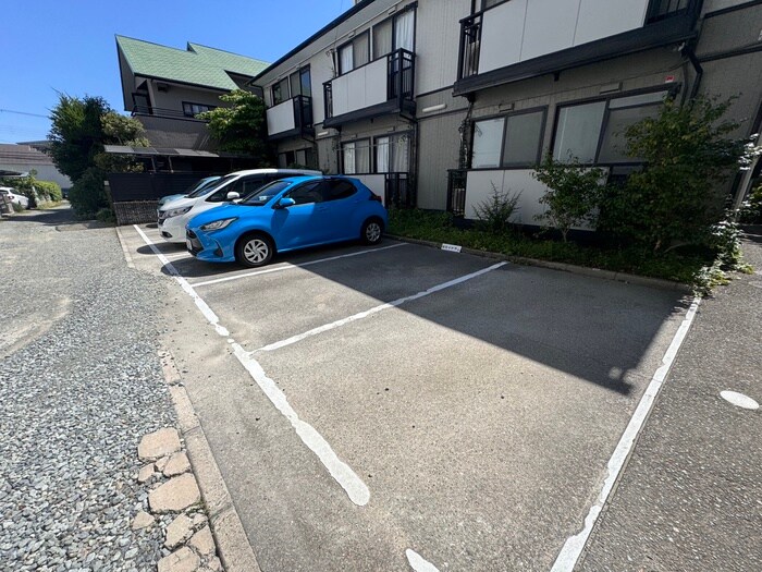 物件外観写真2　(駐車場)