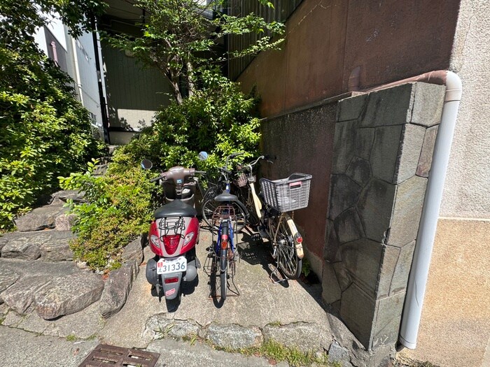 物件外観写真3　(駐輪場)
