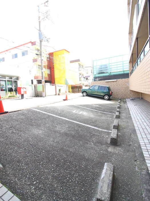 物件外観写真3　(駐車場)