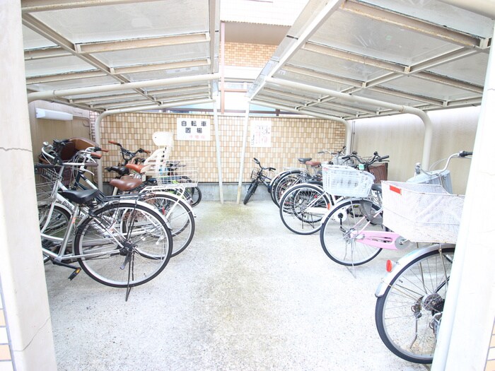 物件外観写真4　(駐輪場)