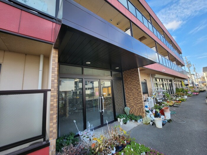 物件外観写真3　(エントランス部分)