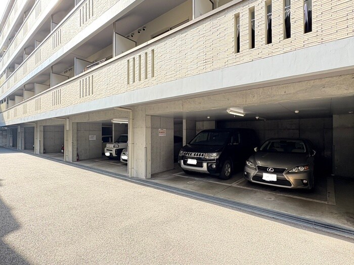 物件外観写真5　(駐車場)