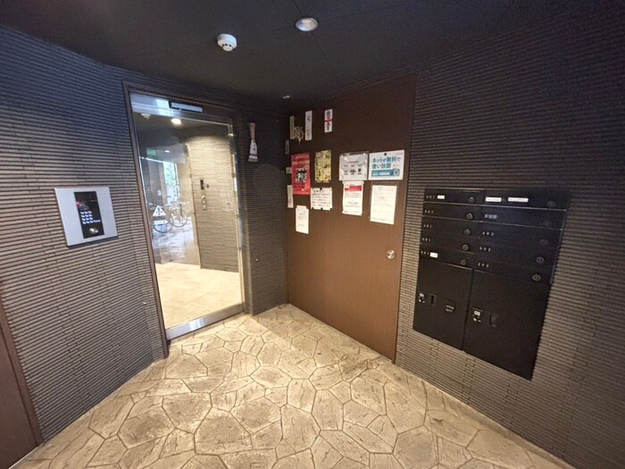 物件外観写真3　(エントランス部分)