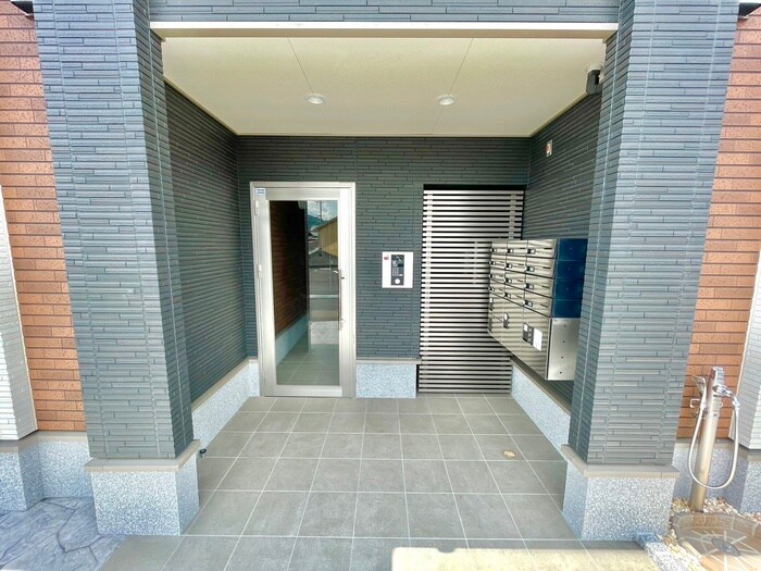 物件外観写真3　(エントランス部分)