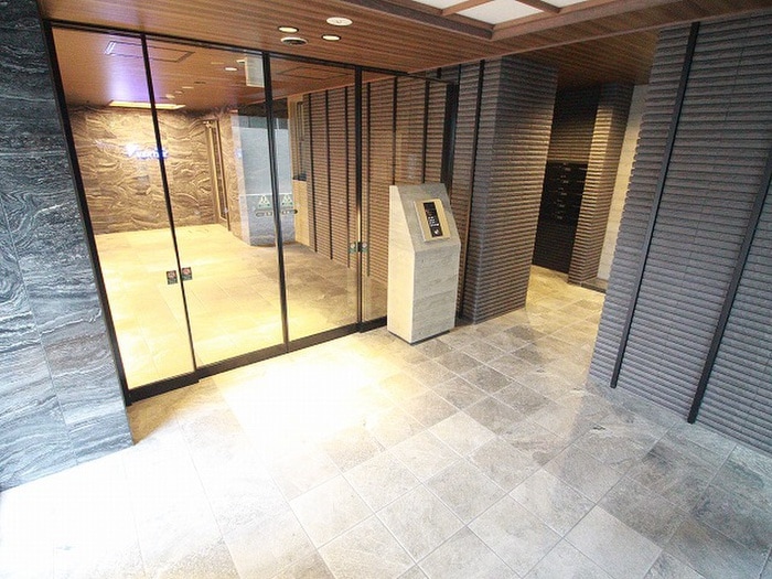 物件外観写真2　(エントランス部分)