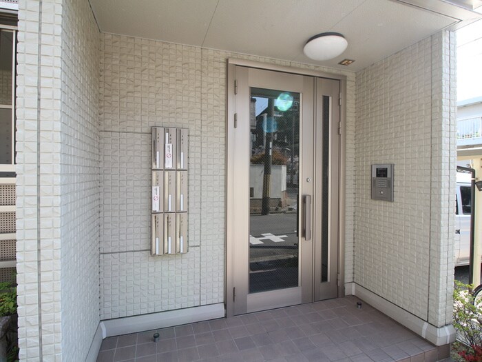 物件外観写真2　(エントランス部分)