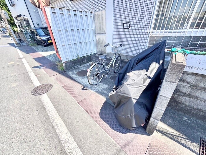物件外観写真3　(駐輪場)