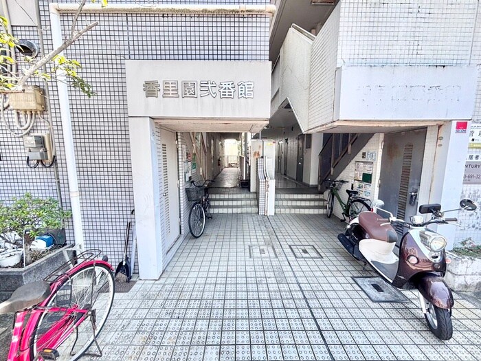 物件外観写真4　(エントランス部分)