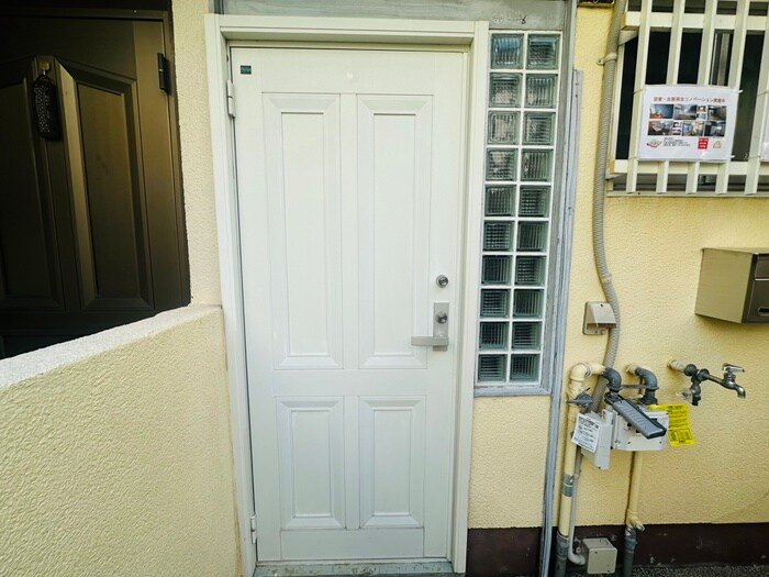 物件外観写真4　(エントランス部分)