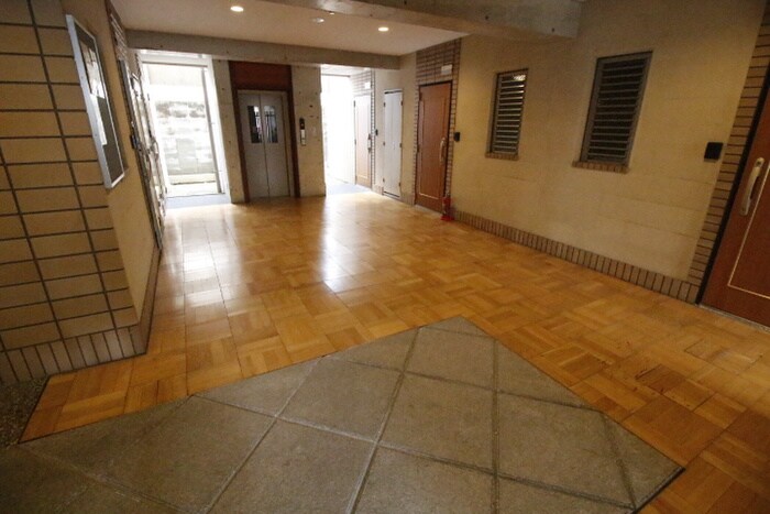 物件外観写真4　(エントランス部分)