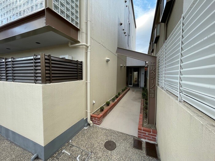 物件外観写真2　(エントランス部分)