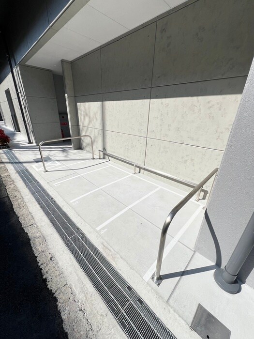 物件外観写真4　(バイク置き場)