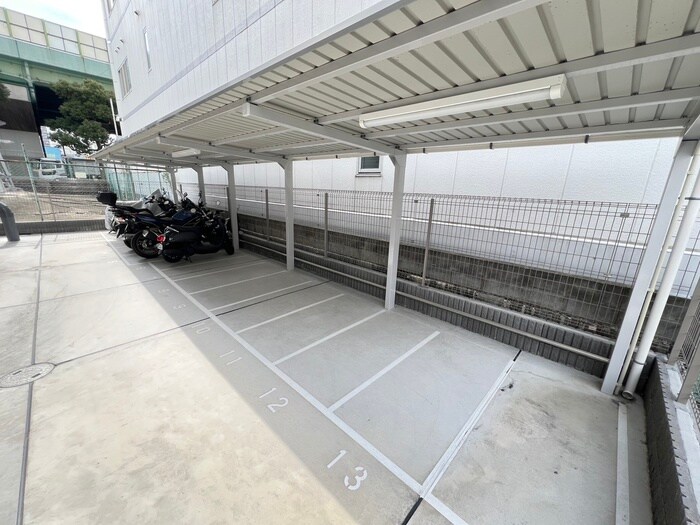 物件外観写真5　(バイク置き場)