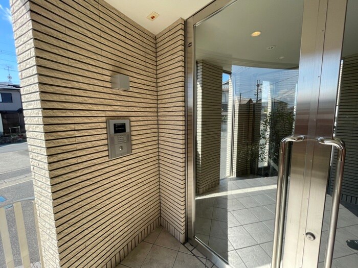 物件外観写真2　(エントランス部分)