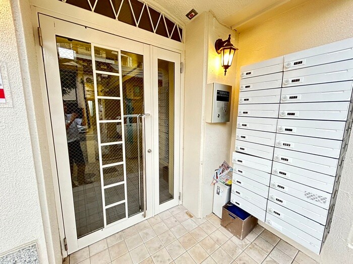 物件外観写真5　(エントランス部分)