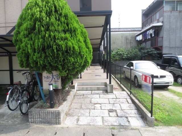 物件外観写真2　(エントランス部分)