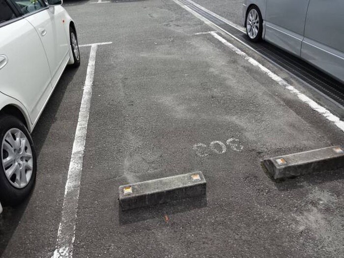 物件外観写真2　(駐車場)