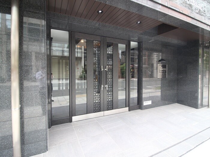 物件外観写真2　(エントランス部分)