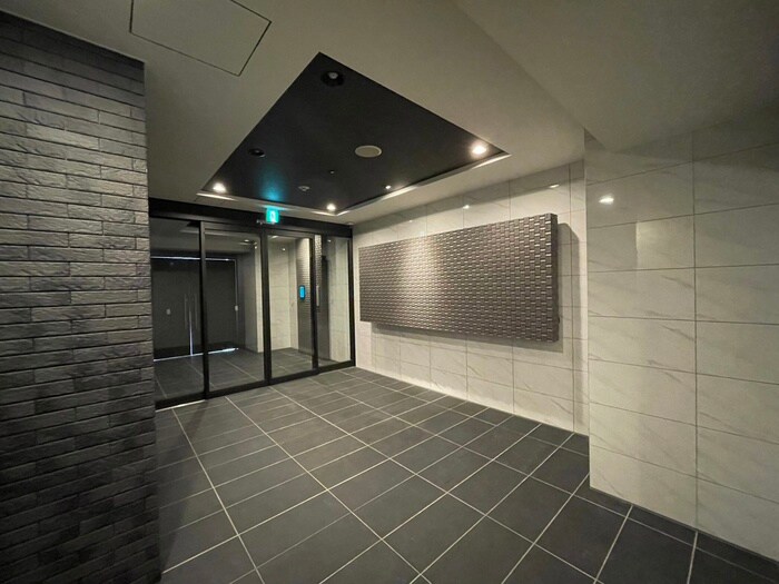 物件外観写真2　(エントランス部分)