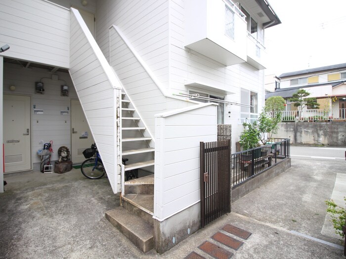 物件外観写真2　(エントランス部分)