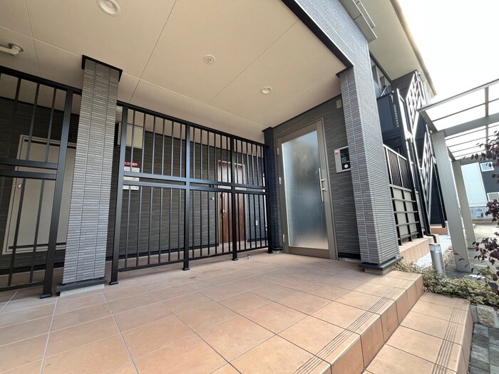 物件外観写真4　(エントランス部分)