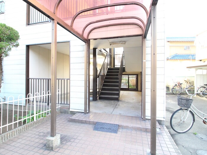 物件外観写真2　(エントランス部分)