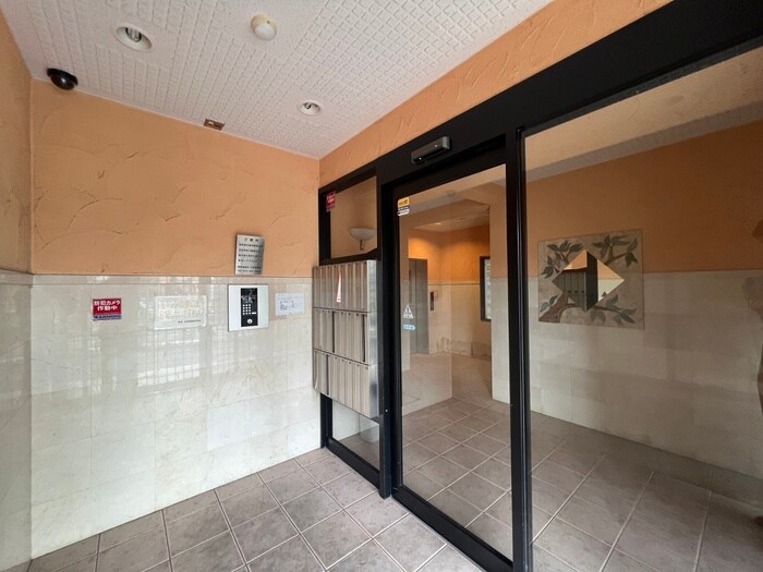 物件外観写真3　(エントランス部分)