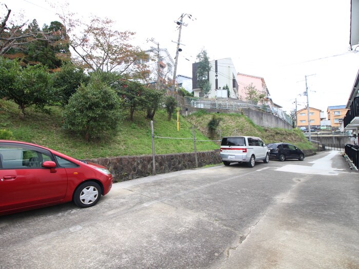 物件外観写真3　(駐車場)