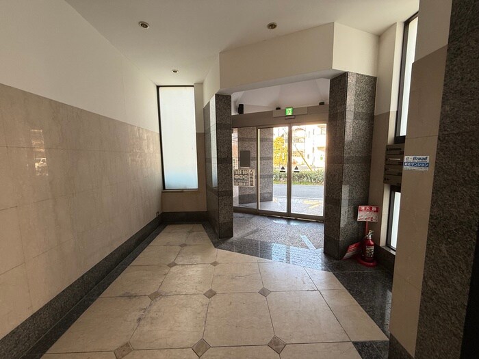 物件外観写真2　(エントランス部分)