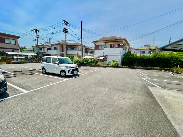 物件外観写真2　(駐車場)