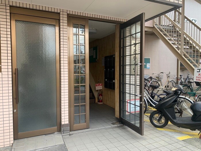 物件外観写真2　(エントランス部分)