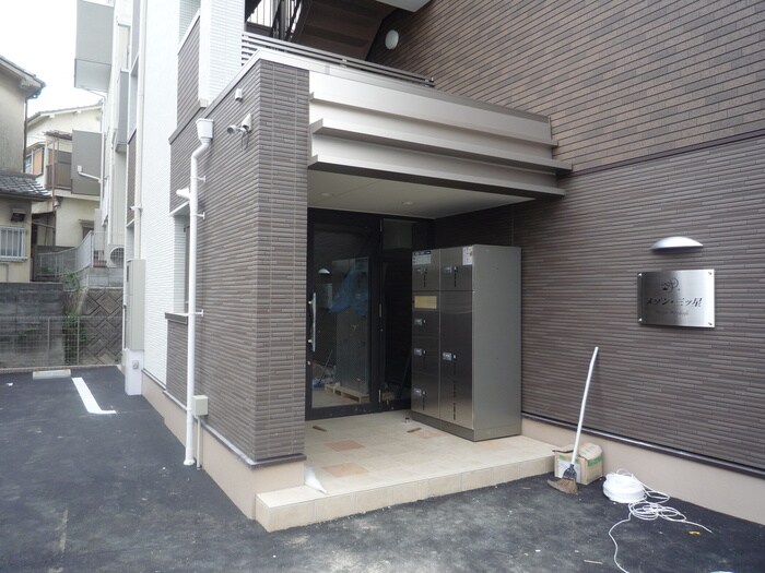 物件外観写真2　(エントランス部分)