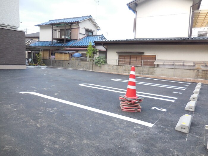 物件外観写真5　(駐車場)