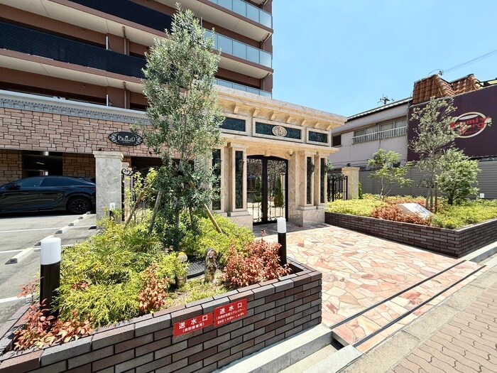 物件外観写真2　(エントランス部分)