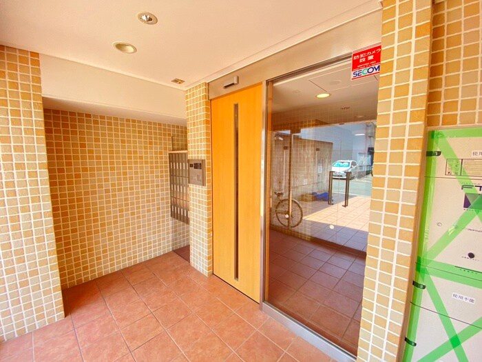 物件外観写真2　(エントランス部分)