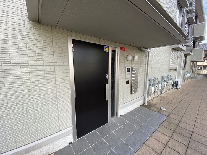 物件外観写真4　(エントランス部分)