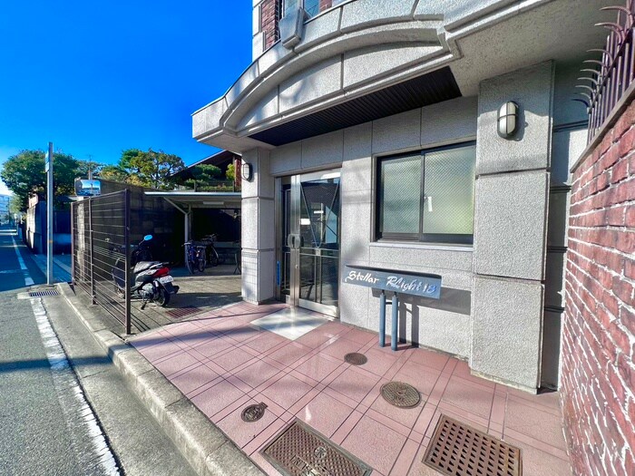 物件外観写真3　(エントランス部分)