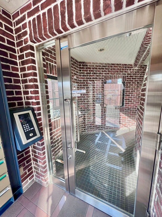 物件外観写真4　(エントランス部分)