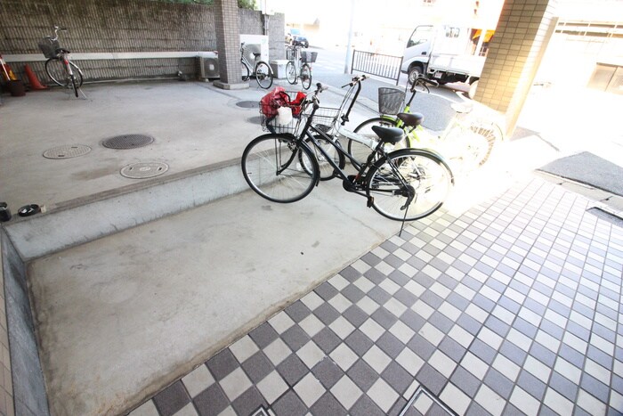 物件外観写真4　(駐輪場)