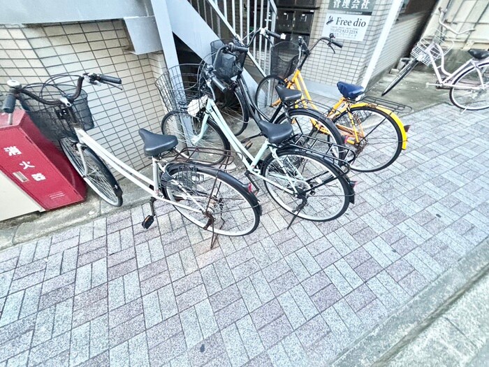 物件外観写真4　(駐輪場)