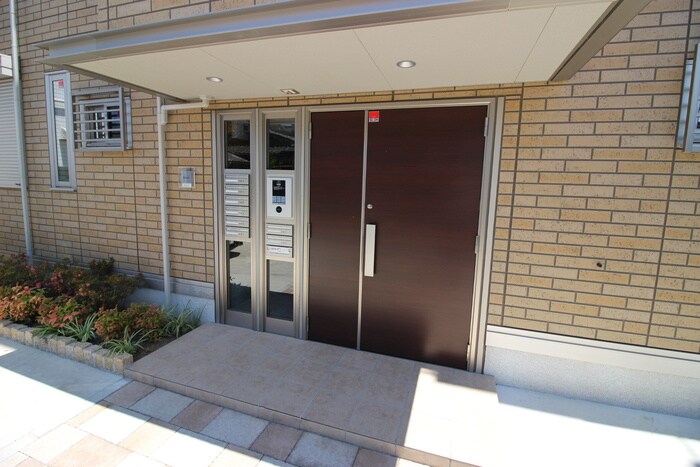 物件外観写真2　(エントランス部分)